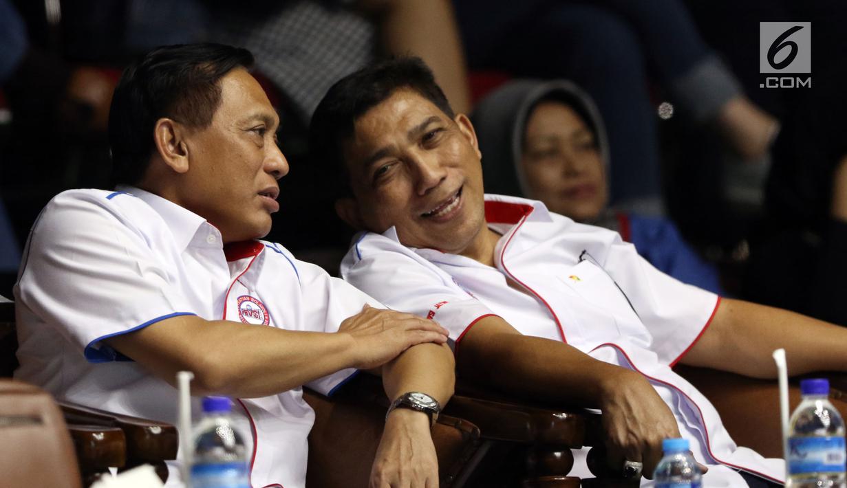 Ketua PBVSI, Imam Sudjarwo (kiri) berbincang saat menyaksikan laga final Kejuaraan Voli Putra Asia 2017 di GOR Tri Dharma, Gresik, Selasa (1/8). Jepang menjadi kampiun usai menumbangkan Kazakhstan 3-1. (Liputan6.com/Helmi Fithriansyah)