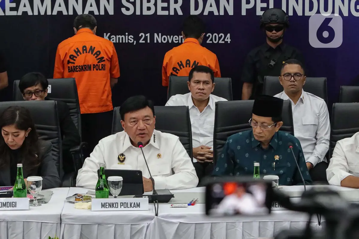 Bersama Sejumlah Menteri, Menko Polkam Budi Gunawan Tunjukkan Tumpukan Uang Hasil Operasi Pemberantasan Judi Online