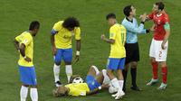 Striker Brasil, Neymar, terkapar saat pertandingan melawan Swiss pada laga Piala Dunia di Stadion Rostov, Rusia, Senin (17/6/2018). Dilanggar sebanyak 10 kali membuat Neymar masuk rekor di Piala Dunia. (AP/Andrew Medichini)