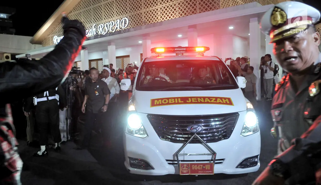 Mobil membawa peti jenazah Presiden RI ke-3 BJ Habibie di Rumah Duka RSPAD, Jakarta, Rabu (11/9/2019). BJ Habibie wafat pada hari Rabu (11/9) sekitar jam 18.05 WIB di usia 83 tahun. (Liputan6.com/Helmi Fithriansyah)