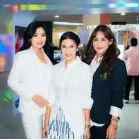 Tumbuh bersama lewat film AADC, Dian Sastrowardoyo, Sissy Prescillia, dan Titi Kamal makin kompak [@titi_kamall]