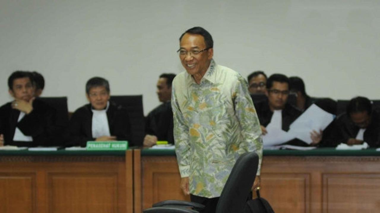 Ekspresi Jero Wacik saat jalani sidang perdana