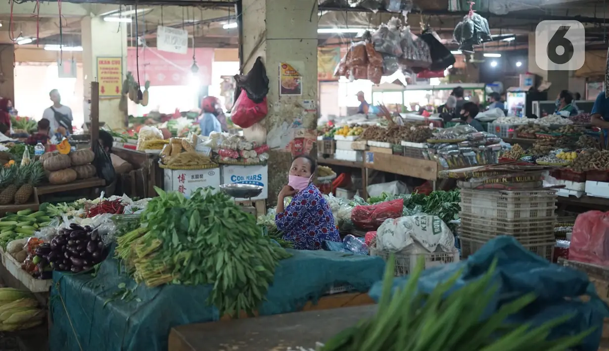 Pedagang menunggu pembeli di Pasar Minggu, Jakarta, Kamis (2/7/2020). Pemprov DKI Jakarta memutuskan untuk mengembalikan operasional seluruh pasar yang ada seperti sedia kala dengan memperpanjang jam buka pasar serta menghapus sistem operasional ganjil genap. (Liputan6.com/Immanuel Antonius)