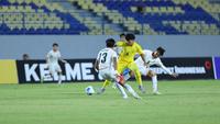 Timnas Malaysia U-17 melawan Timnas Indonesia U-17. (Bola.com/Muhammad Iqbal Ichsan).