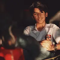 Dilan hingga saat ini masih membuat banyak orang gagal move on dan nggak sabar menunggu sekuel filmnya. Namun ternyata ada aktor lain yang digadang bisa mengalahkan pesona Iqbal Ramadhan yang memerankan Dilan. (instagram/ariirhamm)