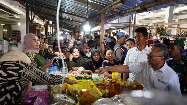 Menteri Perdagangan (Mendag) Zulkifli Hasan atau Zulhas meninjau harga sejumlah barang kebutuhan pokok (bapok) di Pasar Seketeng, Sumbawa Nusa Tenggara Barat (NTB), Jumat (7/7) (Istimewa)