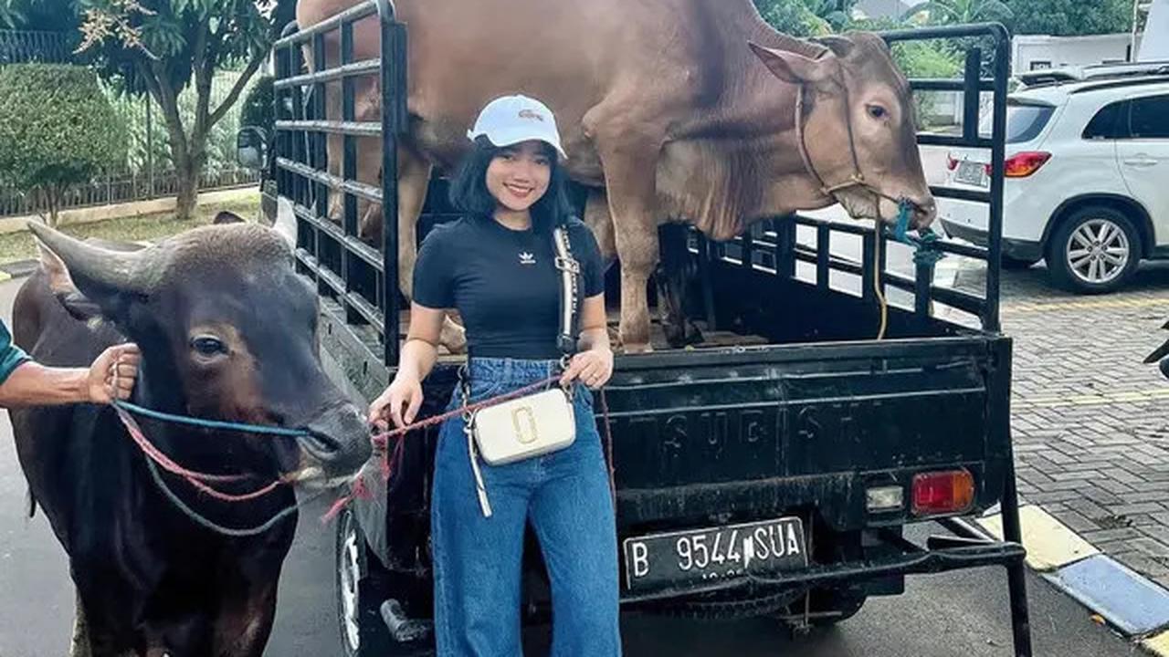 8 Pilihan Gaya Padu Padan Jeans ala Fuji, Super Stylish dan Kece Abis