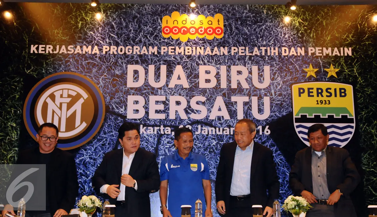 Presiden Inter Milan, Erick Thohir (kedua kiri) bersama pelatih Persib, Djadjang Nurdjaman (tengah) usai memberikan keterangan seputar program pembinaan pelatih dan pemain di Italia, Jakarta, Rabu (13/1/2016). (Liputan6.com/Helmi Fithriansyah)