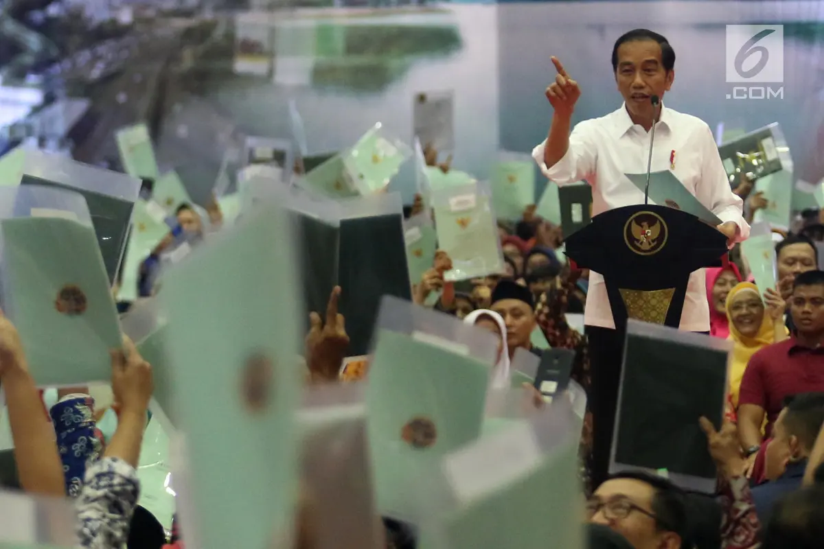 Jokowi Bagikan 3.000 Sertifikat Tanah di Pasar Minggu