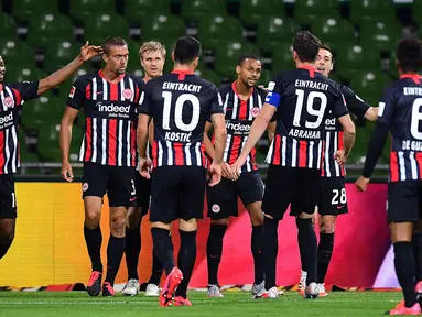 Pemain Eintracht Frankfurt, merayakan gol yang dicetak Stefan Ilsanker ke gawang Werder Bremen pada laga lanjutan Bundesliga di Weser Stadion, Kamis (4/6/2020) dini hari WIB. Frankfurt menang 3-0 atas Bremen. (AFP/Stuart Franklin/pool)
