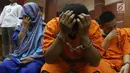 Tersangka jaringan penyelundupan narkoba ditunjukkan saat rilis di Kantor Pusat Bea Cukai, Jakarta, Senin (28/5). Bea Cukai dan BNN berhasil mengungkap jaringan penyelundup 68 kg katinon dan 15.487 butir pil ekstasi. (Liputan6.com/Arya Manggala)