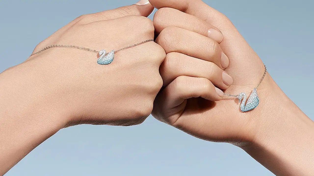 Selain Versace, Swarovski Juga Minta Maaf Pada Cina Soal Penggambaran Wilayah