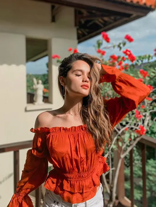 Aktris cantik yang satu ini merasa dirinya tak sulit beradaptasi dengan gaya hidup di fase new normal. Menurutnya, gaya hidupnya sehari-hari selama ini sudah sejalan dengan ketentuan dari new normal.  (Instagram/Claurakiehl)