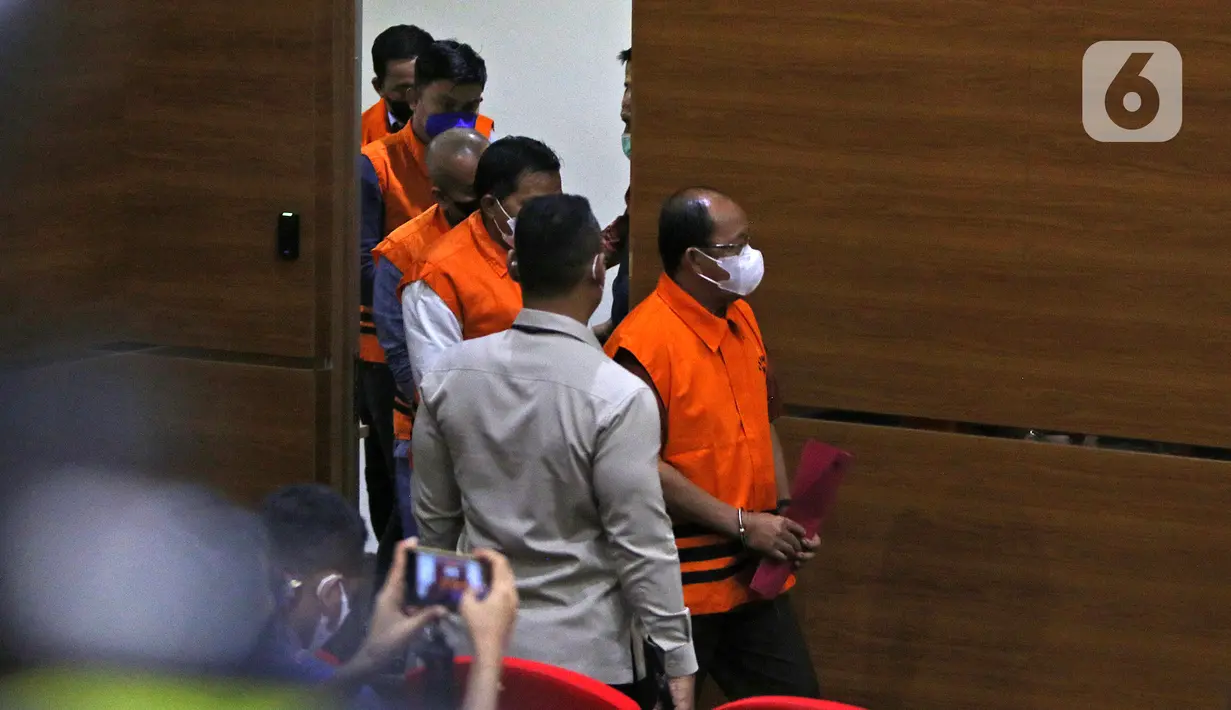 Sejumlah anggota DPRD Muara Enim dihadirkan dalam jumpa pers di Gedung KPK, Jakarta, Kamis 30/09/2021). Sebanyak 10 anggota DPRD Muara Enim ditahan terkait dugaan suap pengadaan barang dan jasa di Dinas PUPR dan pengesahan APBD tahun 2019. (Liputan6.com/Herman Zakharia)