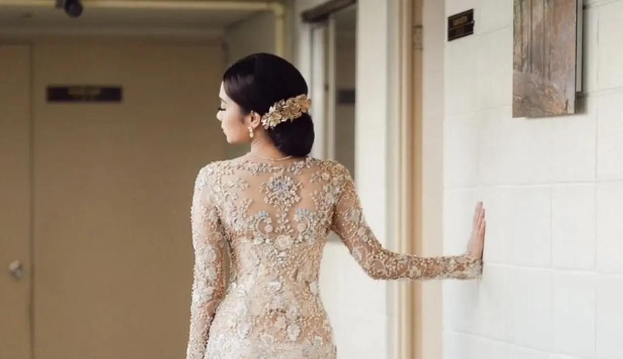 Ia menyanggul rambutnya dengan gaya semi-Bali. Ia memakai hiasan rambut seperti gadis Bali. [Foto: instagram/ Azizah Salsha]