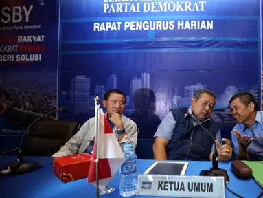 Ketua Umum DPP Partai Demokrat, Susilo Bambang Yudhoyono (tengah) berbincang dengan Sekjen Hinca Pandjaitan (kanan) jelang memimpin rapat darurat DPP Partai Demokrat di Jakarta, Rabu (3/1). Rapat berlangsung tertutup. (Liputan6.com/Helmi Fithriansyah)