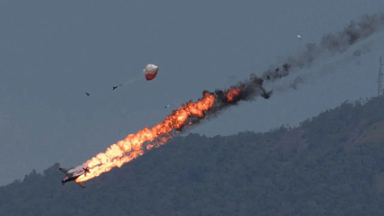 Momen Tabrakan Dua Pesawat Jupiter TNI AU di Malaysia