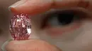 Model memperlihatkan berlian berwarna purple pink yang sangat langka di ruang lelang Sotheby Hong Kong pada 12 Oktober 2020. Berlian pink adalah berlian langka dan sangat dihargai secara estetika. terutama oleh para kolektor. (AP Photo/Vincent Yu)
