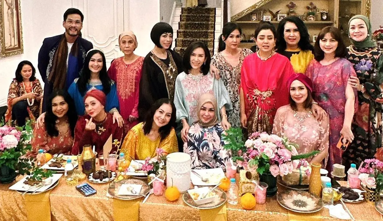 Terlihat hadir dalam bukber Geng Kepompong, diantaranya Mega Selvia, Viona Rosalina, Yuni Shara, Cut Keke, Iis Dahlia, Chintami Atmanegara, Marini Zumarnis, Melly Goeslaw, Diah Permatasari, Arzetti Bilbina dll. [Instagram/chintamiatmanagara]