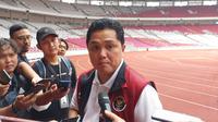 Menteri BUMN dan Ketua Umum PSSI Erick Thohir di Stadion Utama GBK, Jumat (19/5/2023). Erick Thohir memastikan akan memberikan bonus kepada para pemain Tim Nasional Sepakbola U-22. (Arief/Liputan6.com)