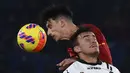 Bek AS Roma Roger Ibanez berebut bola dengan penyerang Spezia, David Strelec pada pekan ke-17 Liga Italia 2021/2022 di Olimpico, Selasa (14/12/2021) dini hari WIB. AS Roma berhasil mendulang tiga poin setelah mengalahkan Spezia dengan skor 2-0. (Alfredo Falcone/LaPresse via AP)