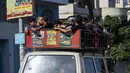 Menggunakan kendaraan seadanya, warga meninggalkan kota Gaza. (MOHAMMED ABED/AFP)
