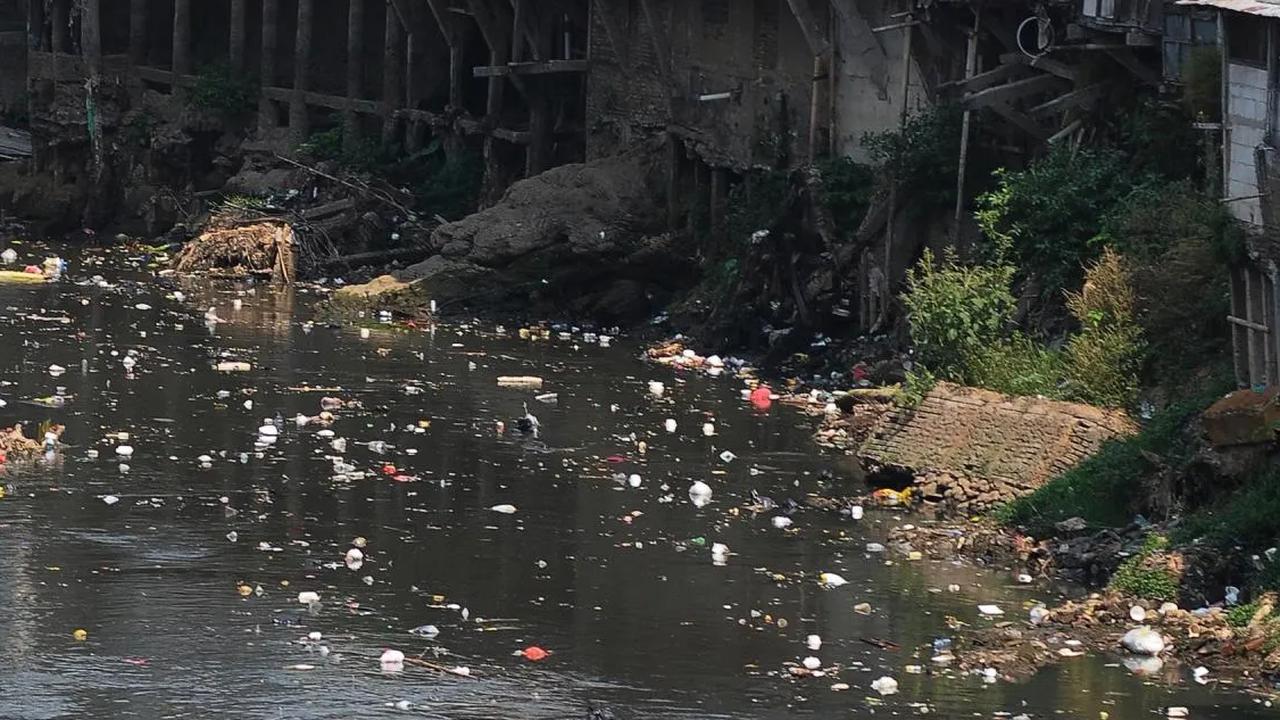 FOTO: Dulu Meluap hingga Membanjiri Ibu Kota, Kini Kondisi Aliran Kali Ciliwung Menyusut dan Menghitam Akibat Banyak Sampah