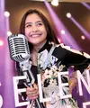 Ribuan penonton antusias menyaksikan konser Selena Gomez yang pertama kalinya di Indonesia. Banyak dari selebriti kita terlihat antusias menyaksikan aksi mantan pacar Justin Bieber tersebut, termasuk Prilly Latuconsina. (Adrian Putra/Bintang.com)