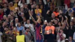 Neymar menerima sorak sorai publik Camp Nou saat membawa Barca unggul aggregate 4 - 1. Sumber: UEFA.