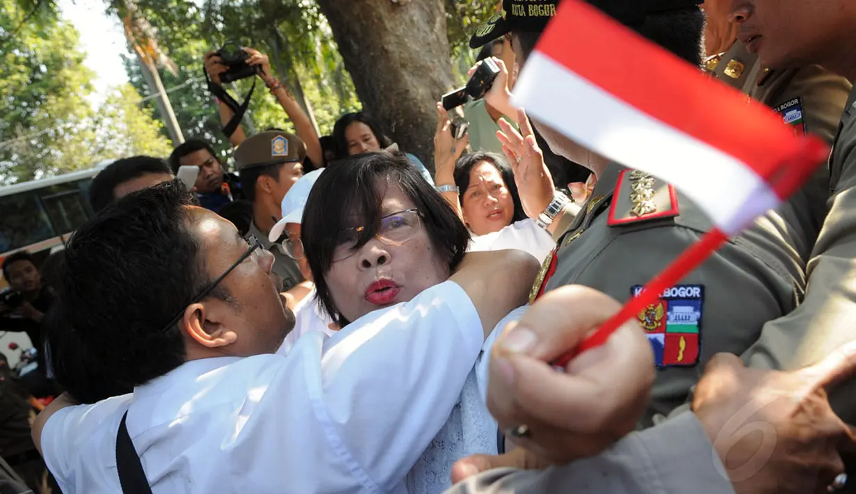 Jemaat GKI Yasmin Bogor gagal melakukan ibadah di Gereja Kristen Indonesia, Bogor (25/12/2014). Sempat terjadi ketegangan antara warga dan jemaat GKI yang akan melaksanakan ibadah Natal. (Liputan6.com/Herman Zakharia)