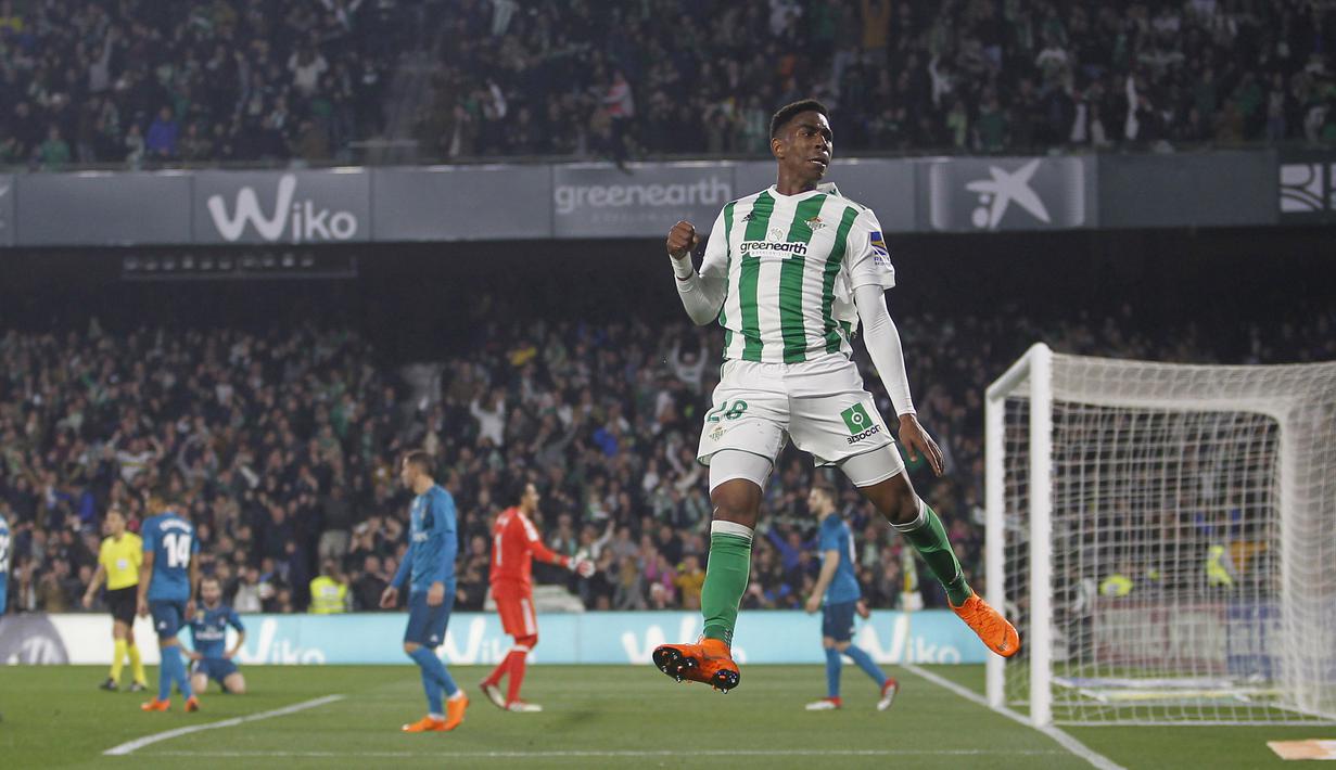 Pemain Real Betis, Junio merayakan golnya ke gawang Real Madrid pada lanjutan La Liga Santander di Villamarin stadium,Seville, (18/2/2018). Real Madrid menang 5-3. (AP/Miguel Morenatti)