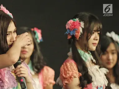 Member JKT 48, Melody menghapus air mata saat memberi pengumuman di acara 'JKT48 Request Hour Setlist Best 30 2017', Jakarta, Sabtu (4/11). Melody mengumumkan dirinya yang dari Tim J dan Tim T memutuskan lulus dari JKT48. (Liputan6.com/Herman Zakharia)