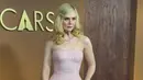 Elle Fanning cantik effortless dalam balutan strapless gown sequin soft pink [@theacademy]
