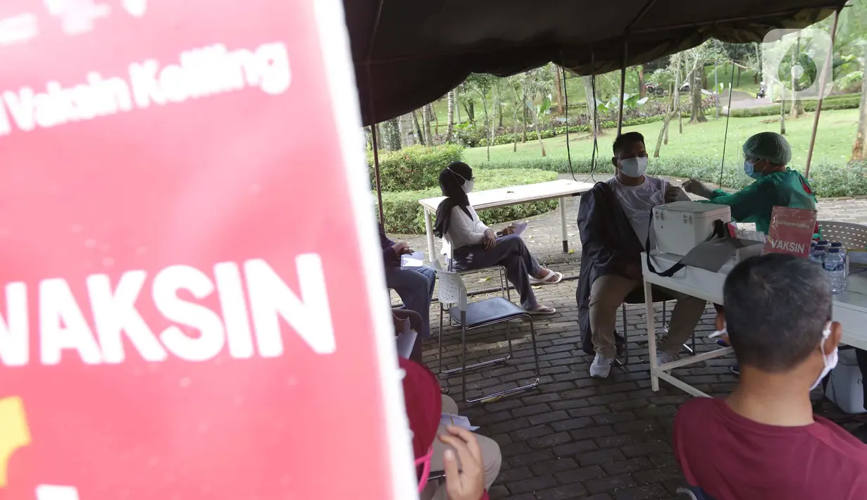 Warga saat menerima vaksinasi COVID-19 melalui mobil vaksin keliling di Taman Dadap Merah, Kebagusan, Jakarta, Sabtu (10/7/2021). Pemerintah Provinsi DKI Jakarta mengerahkan 16 mobil vaksin keliling untuk mempercepat target vaksinansi bagi warga DKI Jakarta. (Liputan6.com/Helmi Fithriansyah)