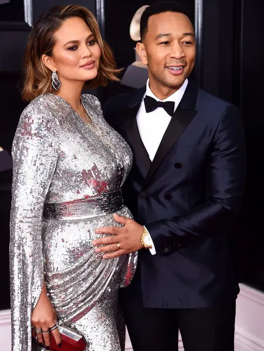 Chrissy Teigen sendiri diperkirakan akan melahirkan anak keduanya bersama John Legend di bulan Juni mendatang. (instagram/chrissyteigen)