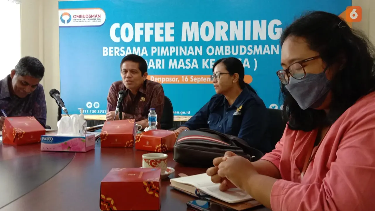 Komisioner Ombudsman Jemsly Hutabarat (dua dari kiri) saat Coffee Morning di Kantor Ombudsman Bali