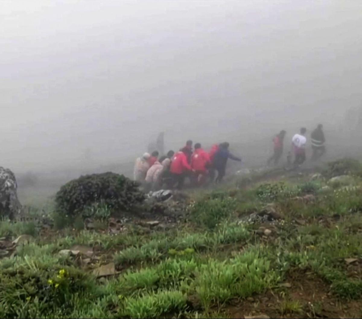 Gambar yang diambil dari rekaman video yang dirilis oleh Bulan Sabit Merah Iran pada tanggal 20 Mei 2024 memperlihatkan proses evakuasi yang dilakukan tim SAR terhadap korban kecelakaan helikopter rombongan presiden Iran di daerah pegunungan,  provinsi b
