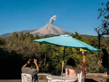 Warga mengambil gambar erupsi Gunung Colima yang meletus di San Antonio, Meksiko (22/1). Salah satu gunung api paling aktif di Amerika tengah itu kembali memuntahkan abu vulkanik. (AFP Photp/Hector Guerrero)