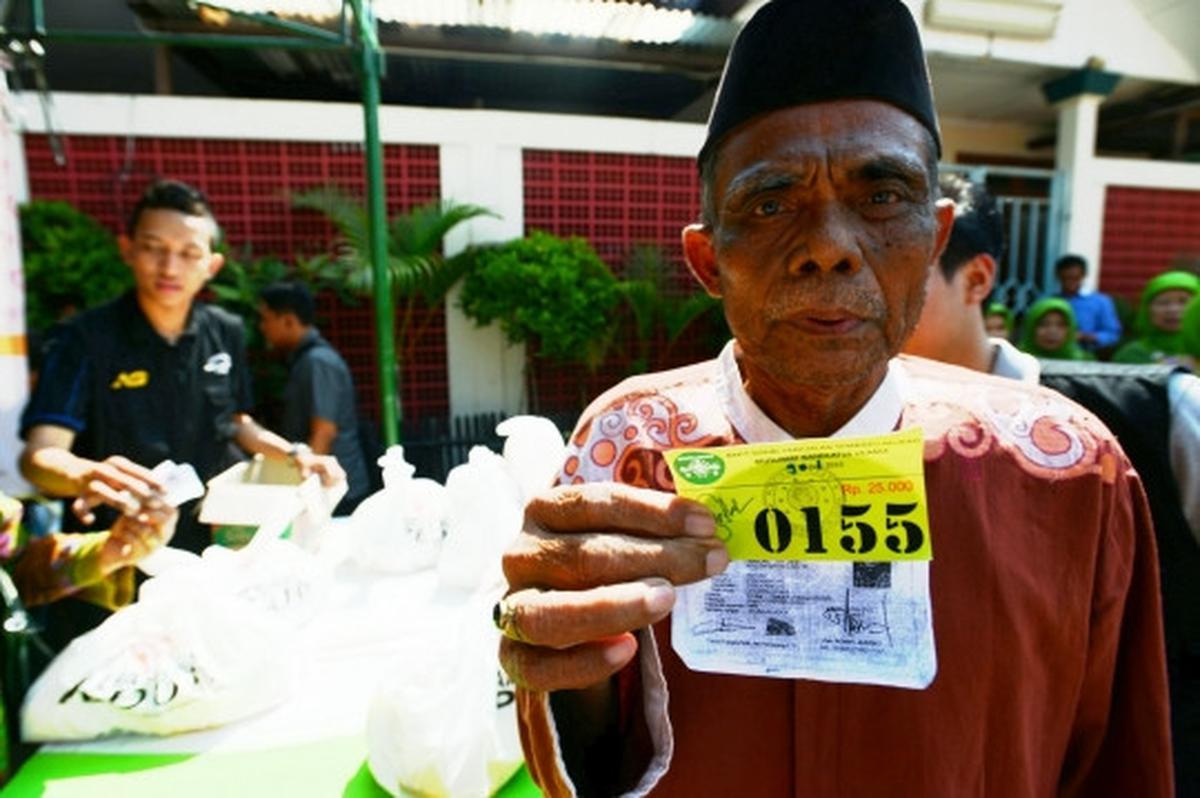 Warga serbu pasar sembako murah di Masjid Luar Batang