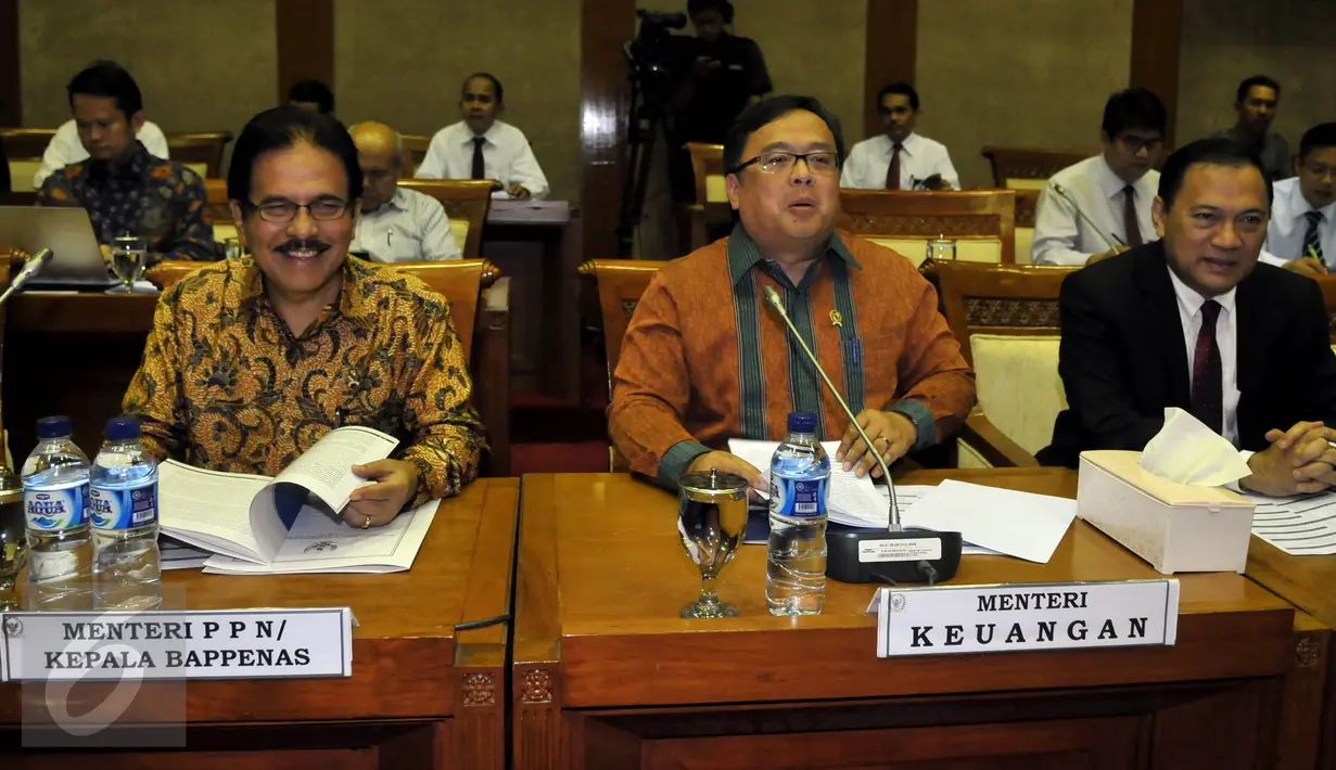 (Ki-ka) Menteri BPN/Bappenas Sofyan Djalil, Menkeu Bambang Brodjonegoro dan Gubernur BI Agus Martowardojo saat menghadiri rapat dengan Komisi XI DPR RI membahas Asumsi Dasar Makro RAPBN 2016, Jakarta, Senin (21/9/2015). (Liputan6.com/Johan Tallo)