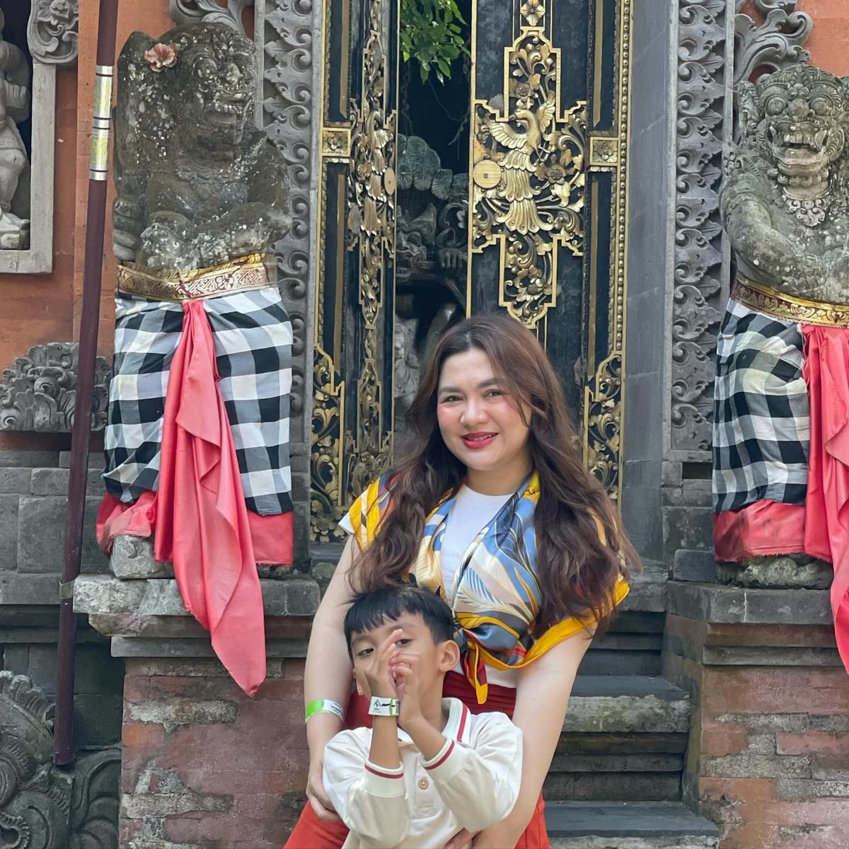 Potret Vicky Shu dan Keluarga Liburan di Bali