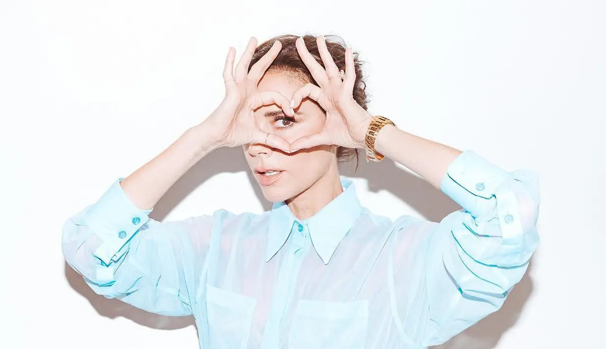 "Pelukan di pagi hari dan penuh cinta. Kami mencintai dan merindukanmu @davidbeckham," tulis Victoria. (instagram/victoriabeckham)