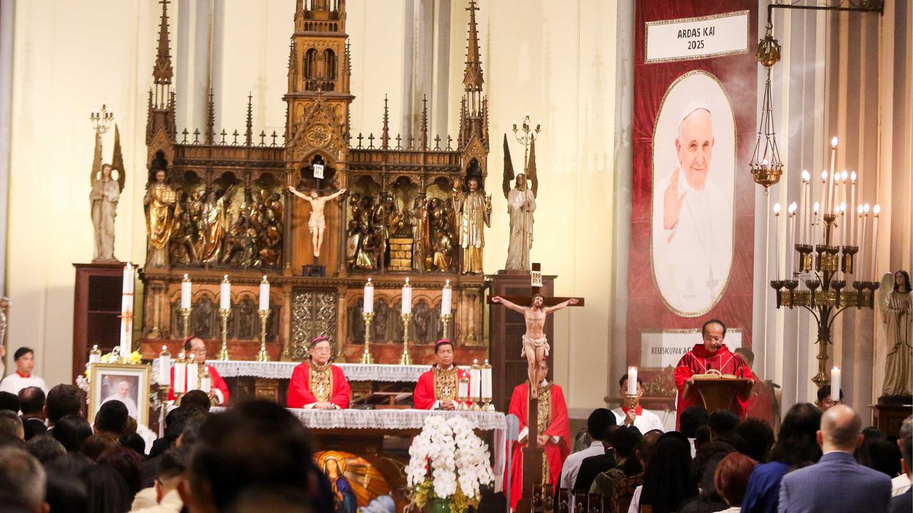 FOTO: Suasana Haru Misa Requiem Paus Fransiskus di Gereja Katedral Jakarta, Dihadiri Ribuan Umat Katolik