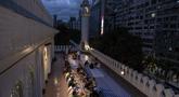 Umat berbuka puasa setelah senja hari pertama Ramadhan, di Masjid Kowloon di Hong Kong, Kamis, 23 Maret 2023. (AP Photo/Louise Delmotte)