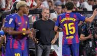 Pelatih Barcelona, Hansi Flick, berbicara dengan Andreas Christensen saat pertandingan La Liga Spanyol&nbsp;melawan Rayo Vallecano di Stadion Vallecas, Madrid, Spanyol, Senin, 1&nbsp;September 2025. (AP Photo/Manu Fernandez)