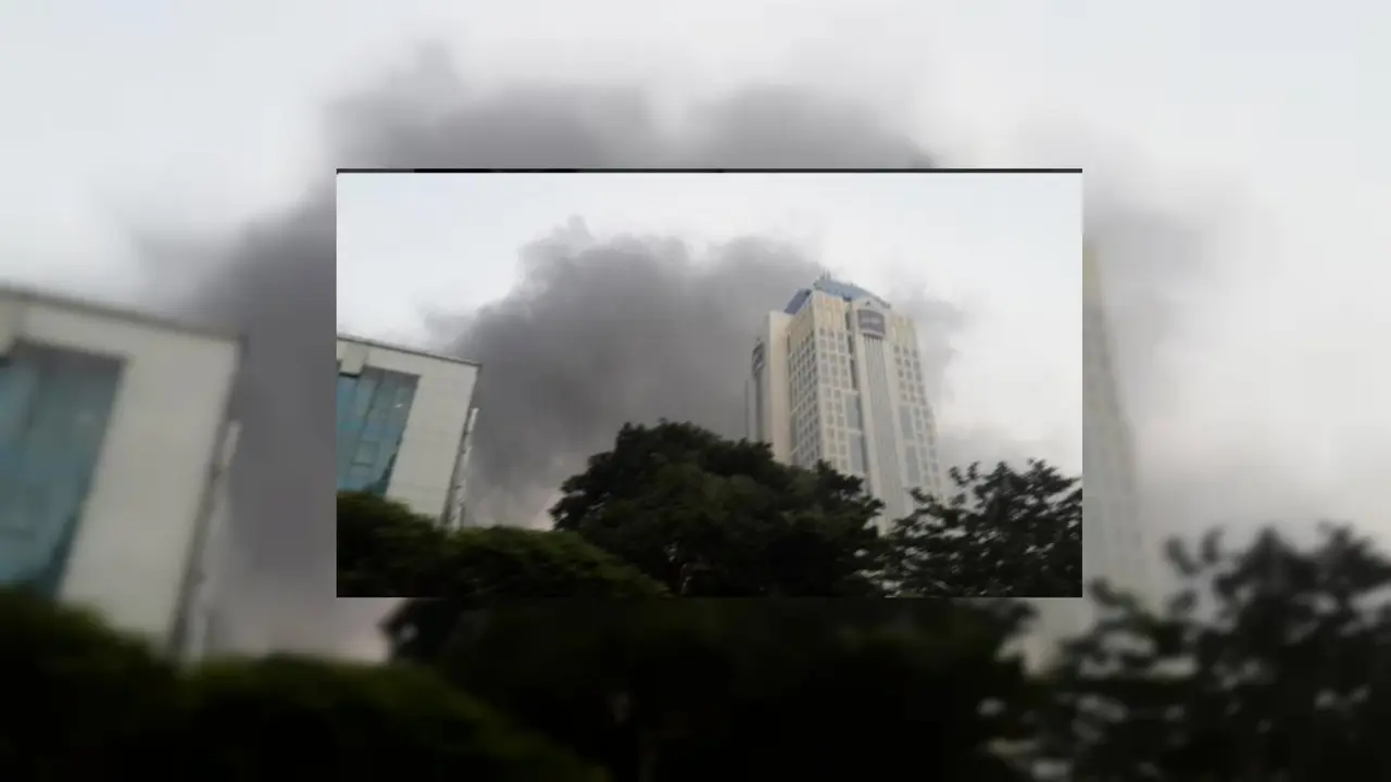 Kebakaran Dirjen Pajak Belum Padam, Pegawai Kumpul Depan Gedung