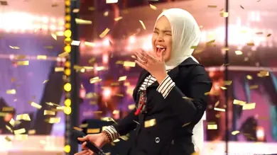 Saking terkesimanya, Cowell memberikan Golden Buzzer untuk penyanyi tunanetra tersebut. [Foto: YouTube/America's Got Talent].