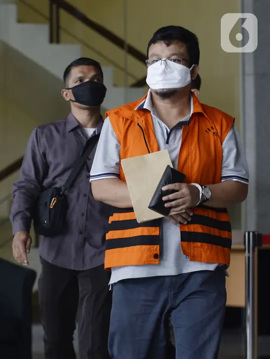 Mantan anggota DPRD Bandung periode 2009-2014 Tomtom Dabbul Qomar usai menjalani pemeriksaan di Gedung KPK, Jakarta, Kamis (23/4/2020). Tomtom diperiksa sebagai tersangka untuk melengkapi berkas kasus dugaan korupsi pengadaan RTH di Pemkot Bandung pada 2012. (merdeka.com/Dwi Narwoko)