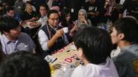 Anies Baswedan saat berbincang dengan anak-anak muda di Pontianak. (Istimewa)