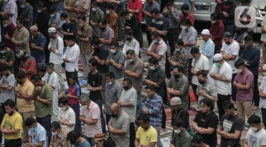 Warga melaksanakan Salat Jumat berjamaah di Masjid Cut Meutia, Jakarta, Jumat (11/3/2022). Majelis Ulama Indonesia (MUI) kini membolehkan jemaah untuk kembali merapatkan saf atau barisan saat shalat berjemaah di masjid. (Liputan6.com/Faizal Fanani)
